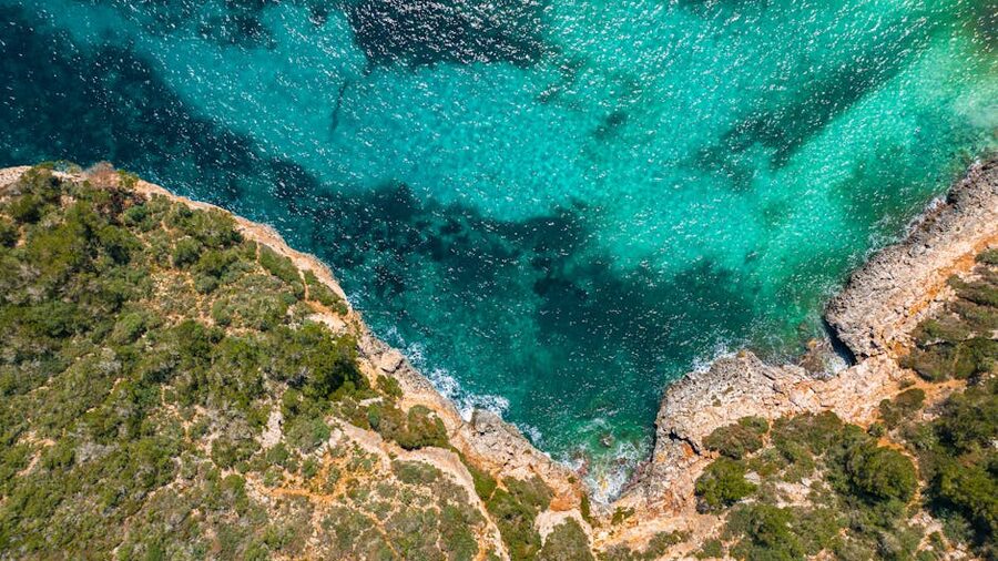 Mallorca rocky cliffs and turquoise waters cove