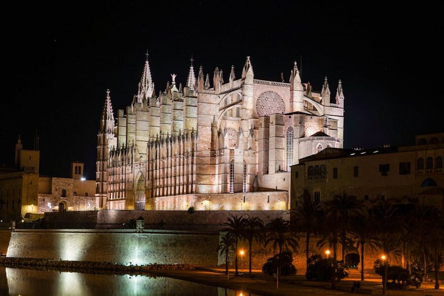 Palma Cathedral illuminated at night