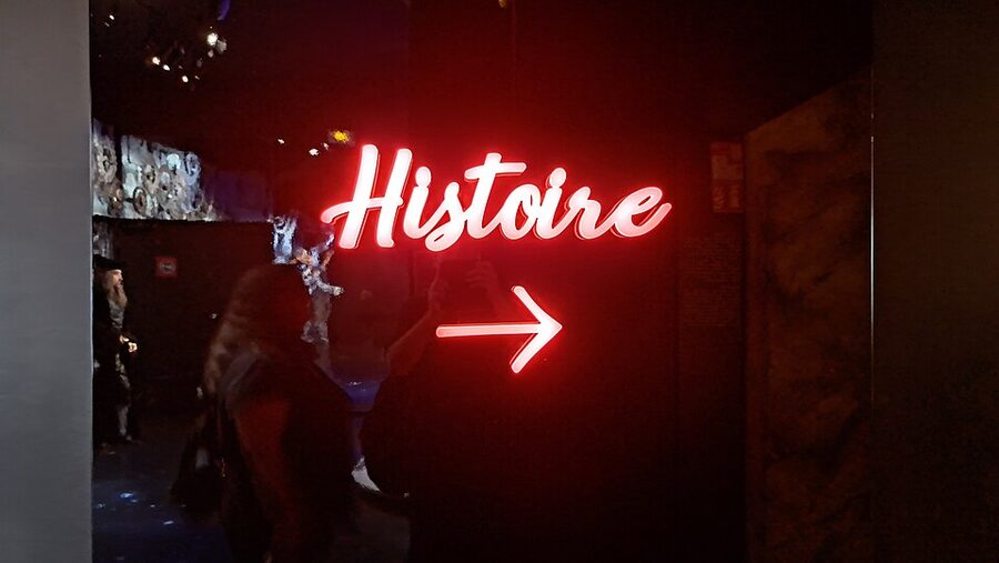 Histoire section neon sign with arrow pointing to history rooms at Musee Grevin