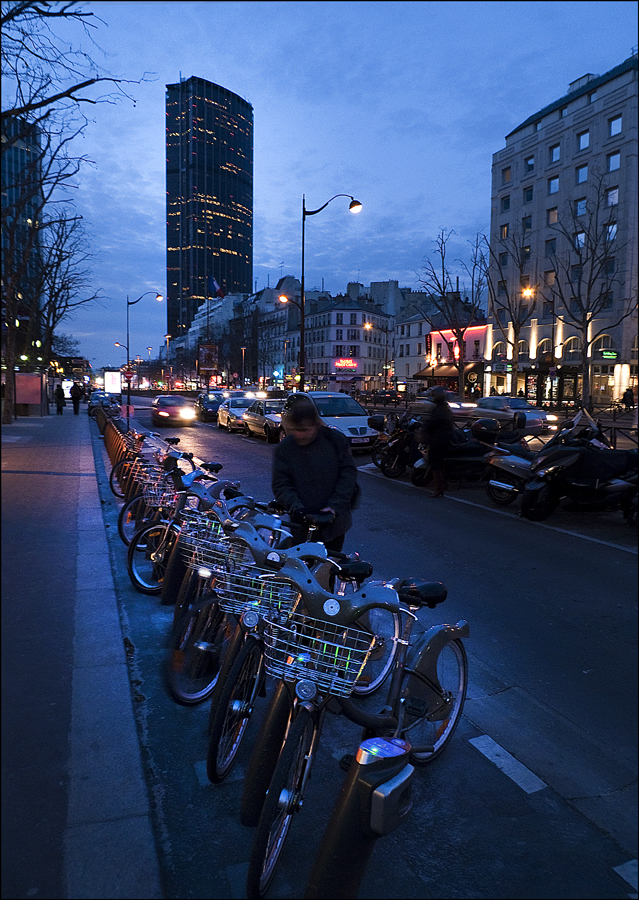 Tour Montparnasse at night