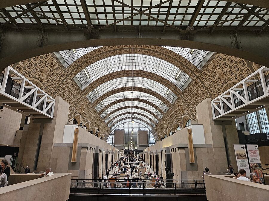 Main hall nave of the Musée d'Orsay with sculptures