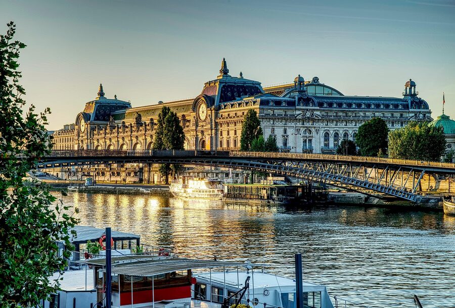 Bridge across the Seine to the Musée d'Orsay