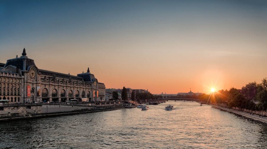 Sunset over the Seine River near the Musée d'Orsay