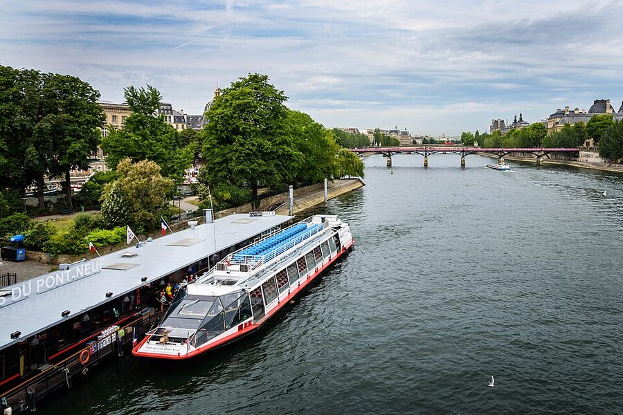 Vedettes du Pont Neuf Seine cruise boat in Paris