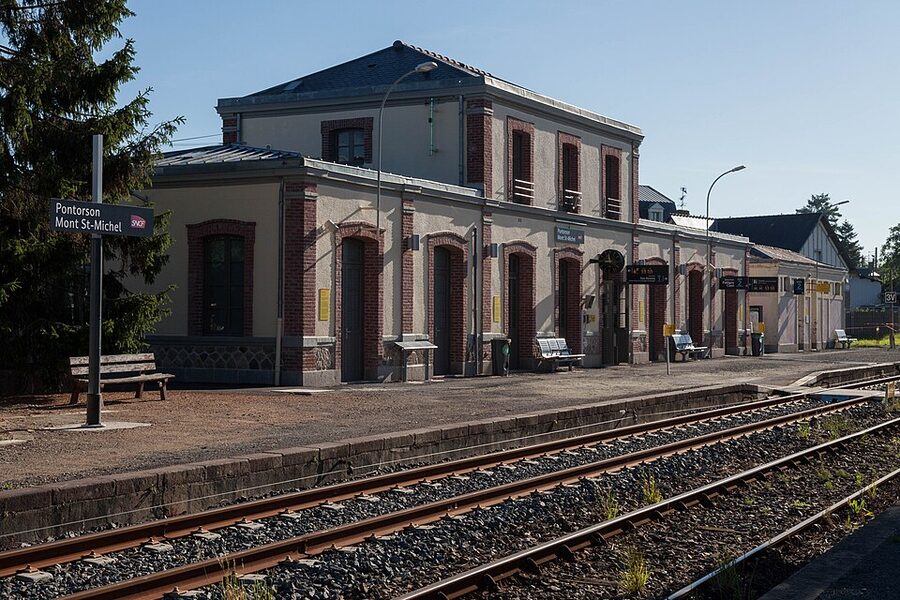 Pontorson Mont Saint Michel train station building