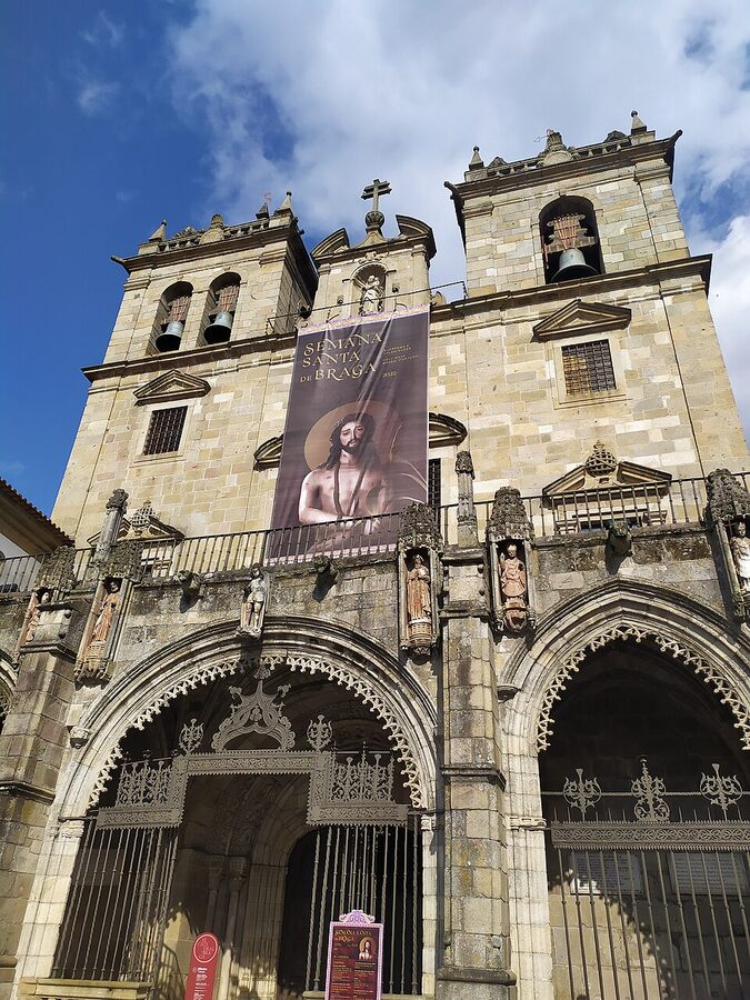 Se de Braga cathedral side view with Romanesque elements