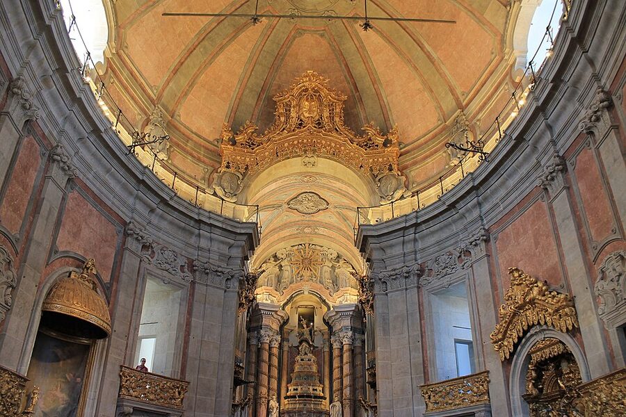 Igreja dos Clerigos oval nave and altar in Porto