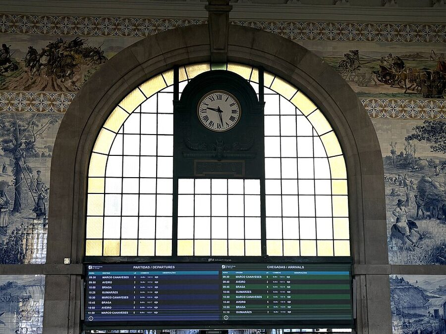 Sao Bento train station Porto interior with azulejos