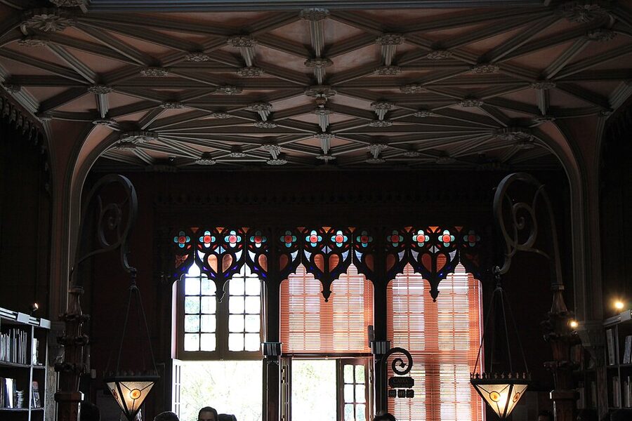Full main hall view of Livraria Lello