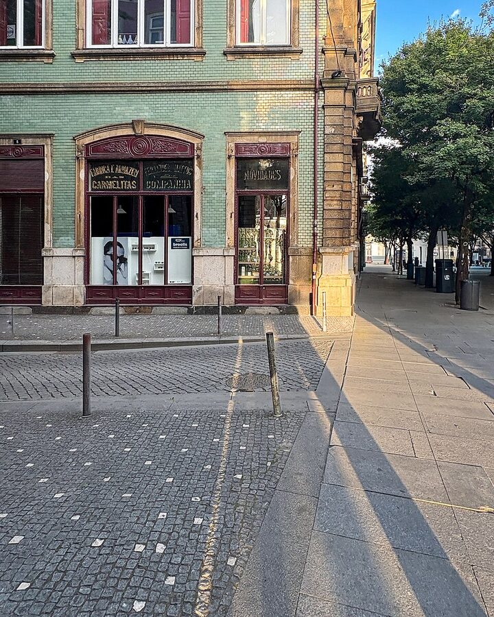 Morning light on Rua das Carmelitas in Porto
