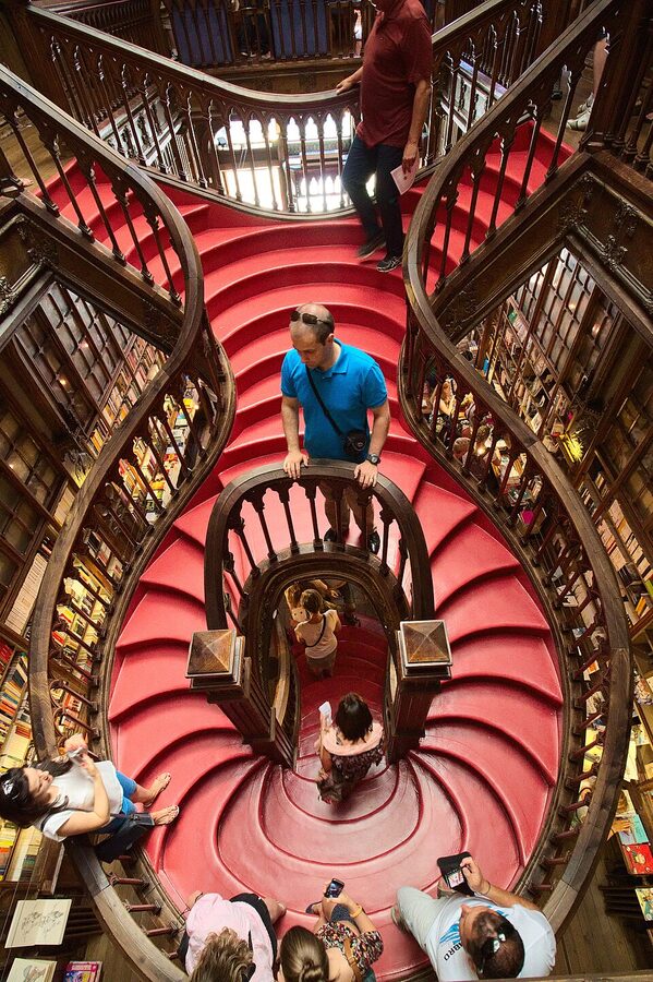 Self-supporting red staircase in Livraria Lello Porto