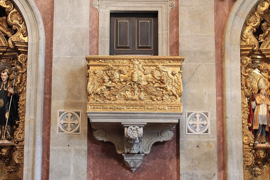 Pulpit and gilded carving Igreja dos Clerigos Spiritus venue