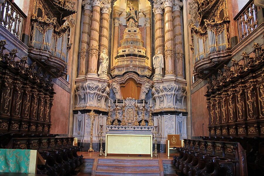 Side altar and gilded carving Igreja dos Clerigos