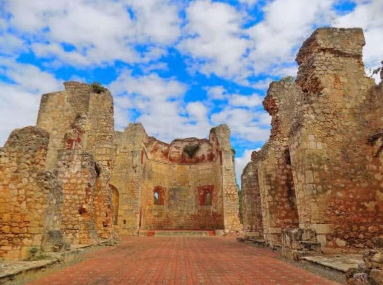 Private Colonial Zone Heritage Walk Guided by a Local Artist - What You Can Expect From the Tour