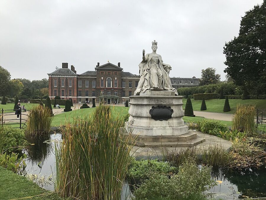 Queen Victoria statue Kensington Palace front