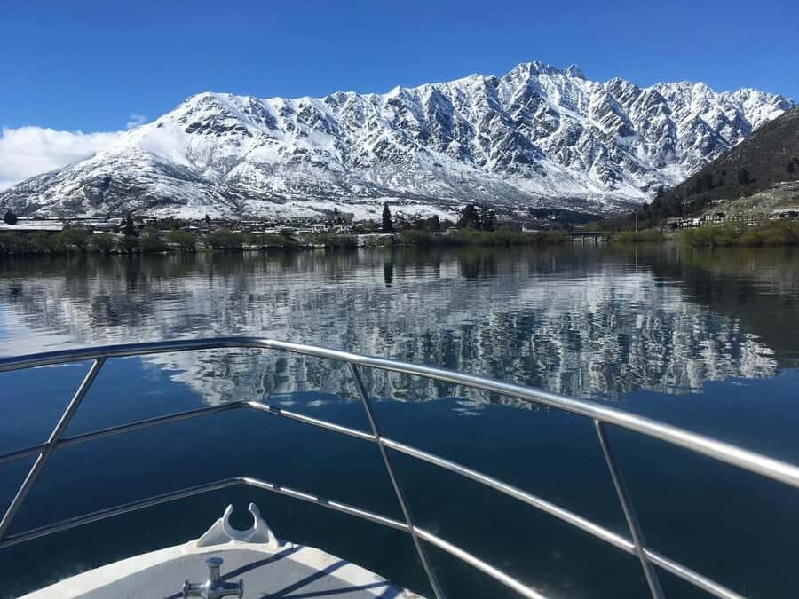 Queenstown: Lake Wakatipu Scenic Cruise - The Guide and Atmosphere