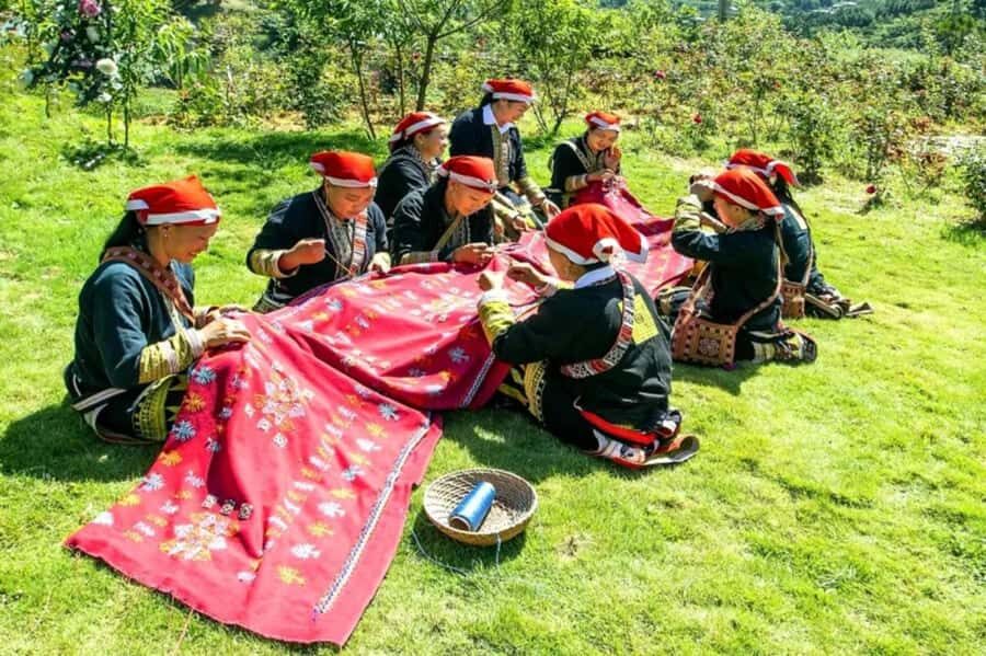 Red Dao Trek: Culture, Ancient Rose Garden & Ta Phin Village - Exploring Ma Tra Village