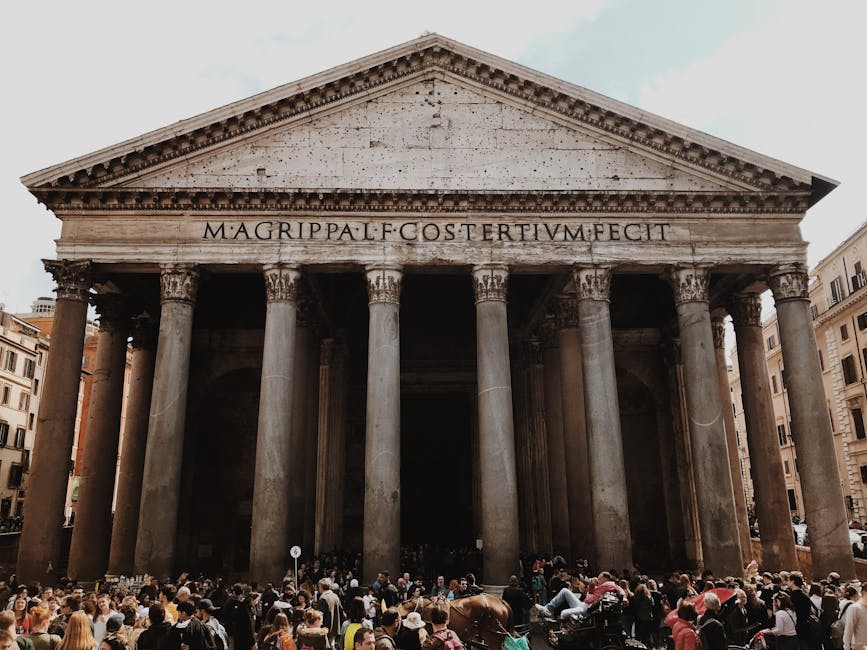 Crowd in Piazza della Rotonda outside the Pantheon entrance