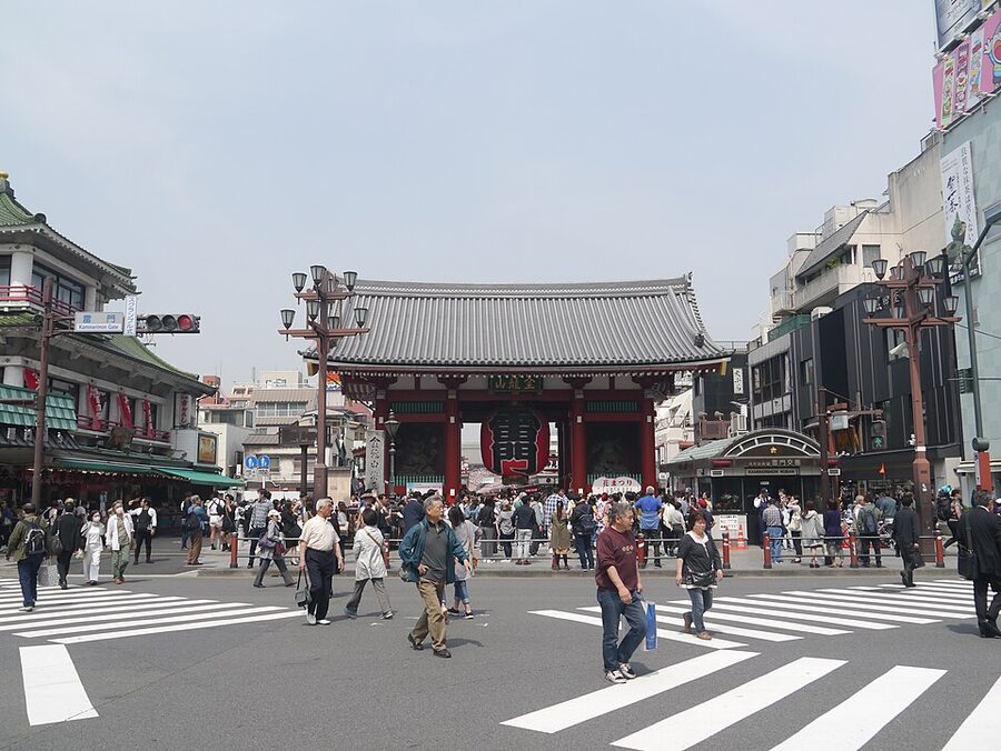 The Kaminarimon thunder gate with its giant red lantern at Senso-ji