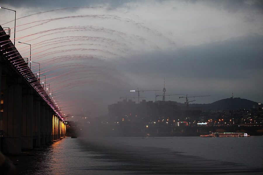 Banpo Bridge fountain spraying into the Han River