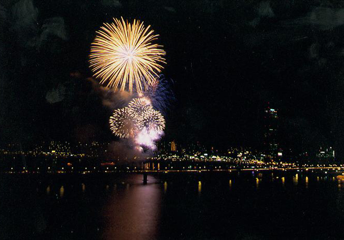 Seoul International Fireworks Festival over Han River