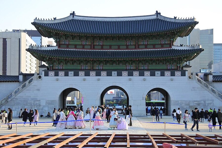 Tourists in hanbok at Gwanghwamun