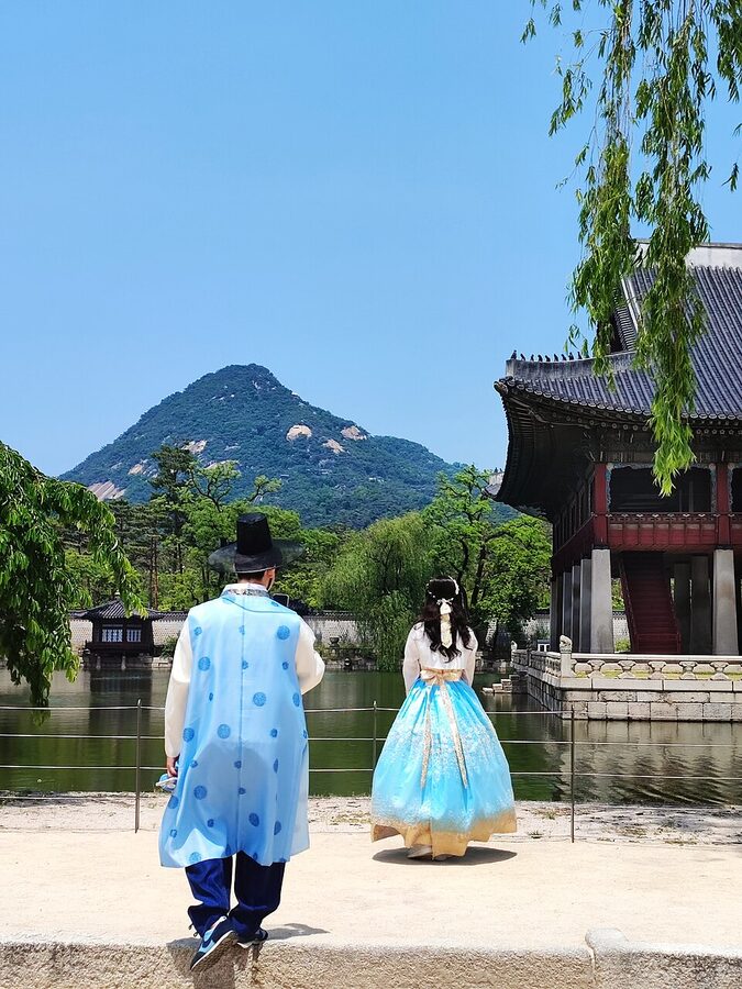 Couple in hanbok at Gyeongbokgung Palace