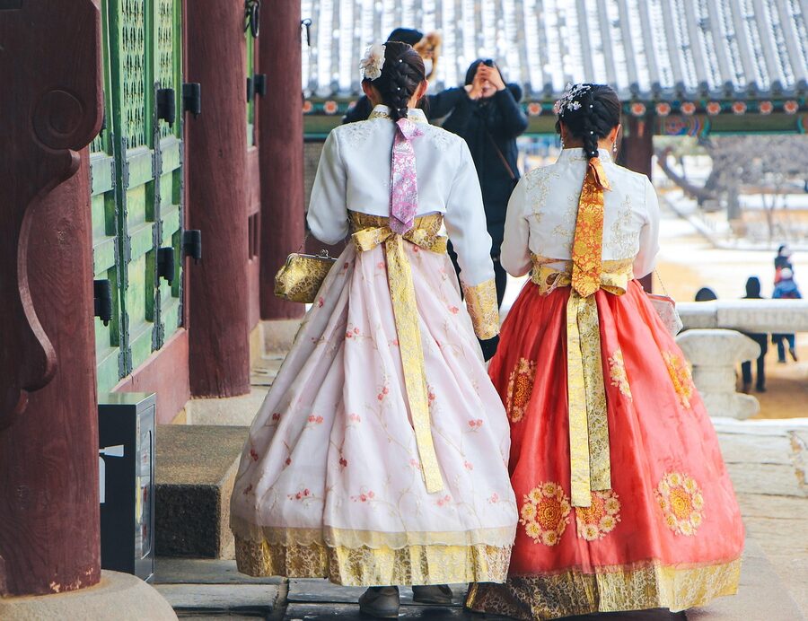 Girls in hanbok at Gyeongbokgung Palace