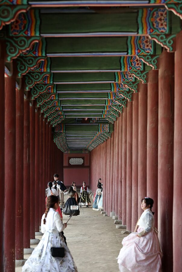 Hanbok tourists at Gyeongbokgung