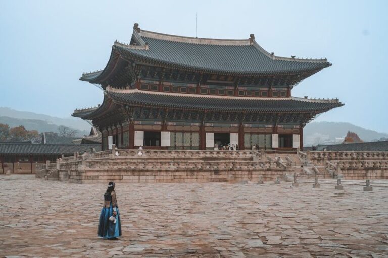 How to Book a Hanbok Photoshoot in Seoul
