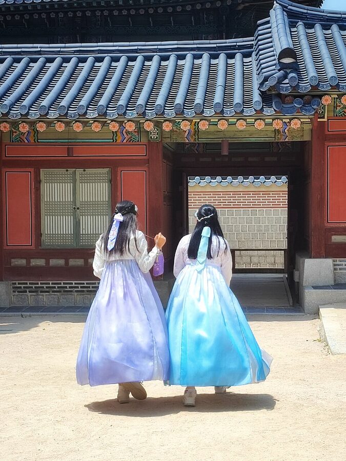 Two girls in hanbok at Gyeongbokgung Palace