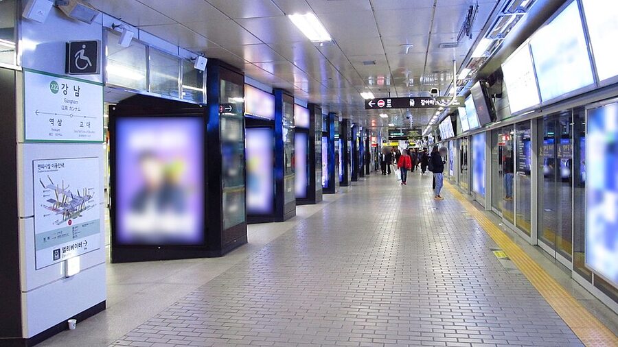 Gangnam Station platform on Seoul Subway Line 2