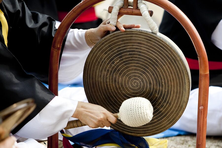 Korean jing gong in samulnori folk performance