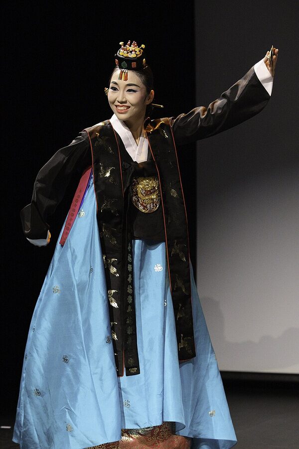 Traditional Korean dance by Nanuri group