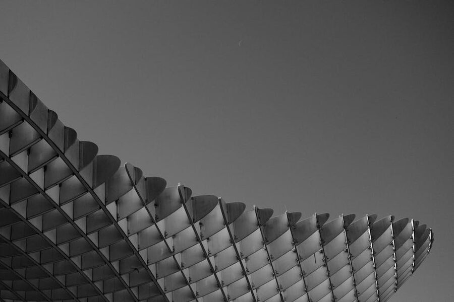 Roof edge of Setas de Sevilla in black and white