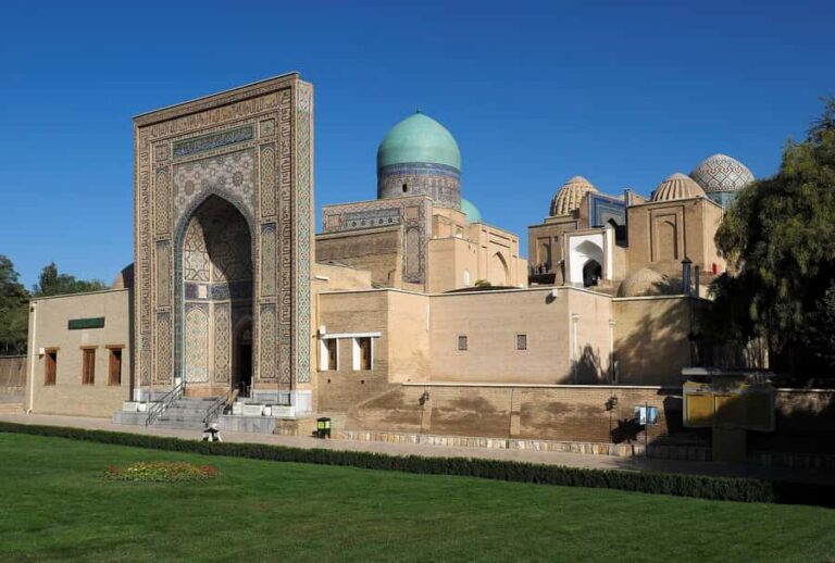 Shahi Zinda Complex Guided Tour with a Local Expert - What to Expect from Your Tour Experience