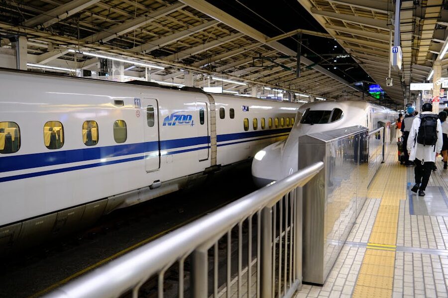 Shinkansen boarding at Tokyo Station platform
