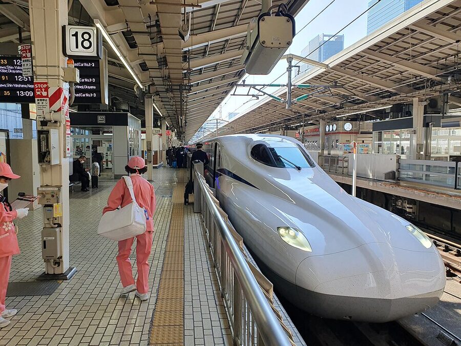Shinkansen at Tokyo Station platform 18