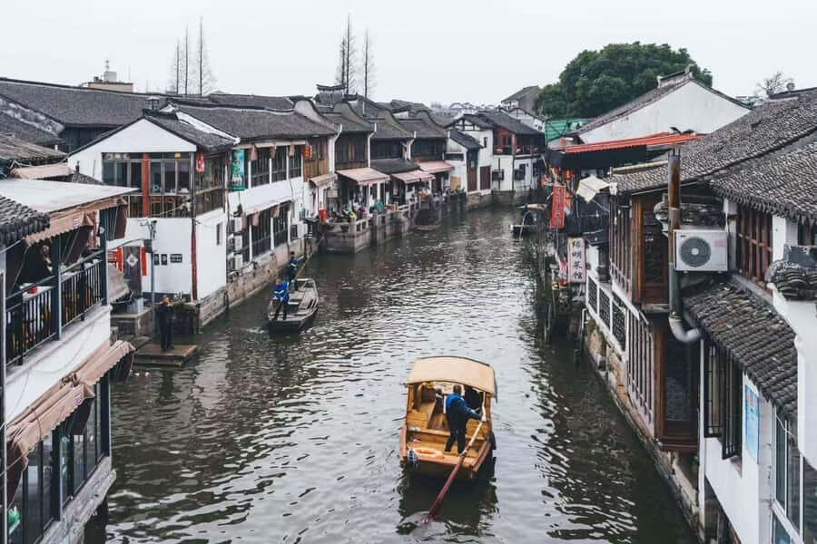 Spanish tour to Zhujiajiao with cruise and lunch - Artistic and Cultural Twilight in Tianzifang