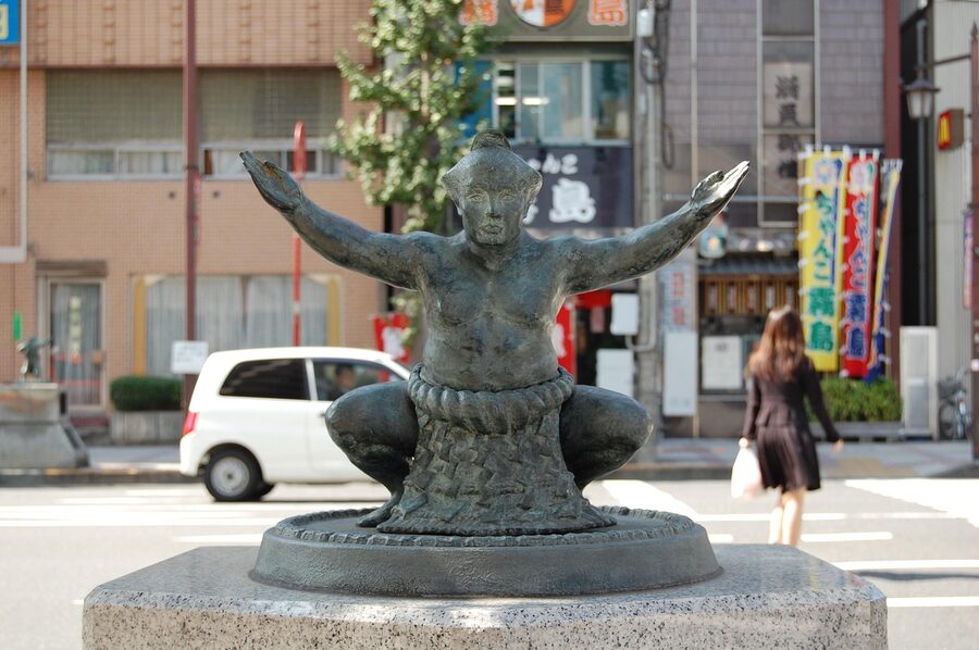 Sumo fighter sculpture Japan pose