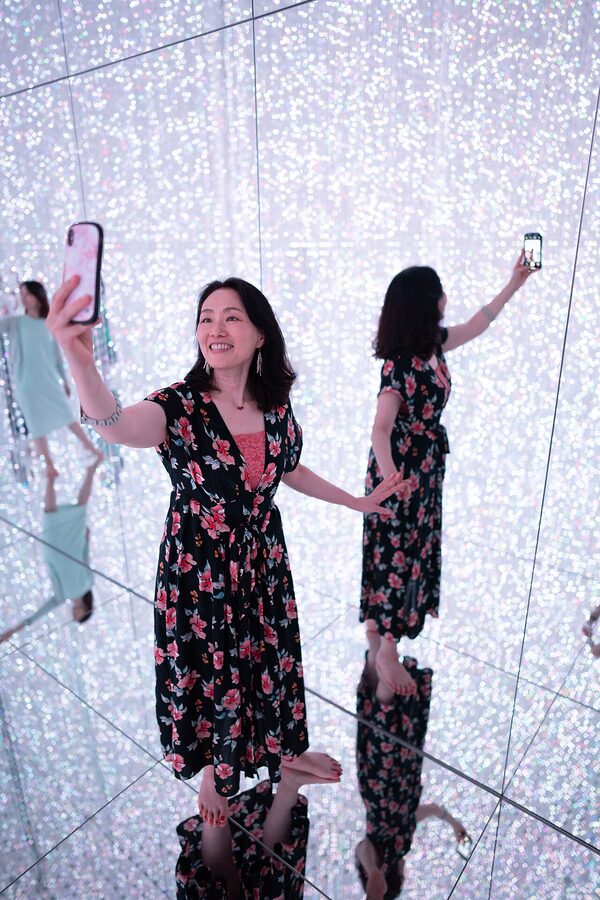teamLab Planets infinite crystals room Tokyo