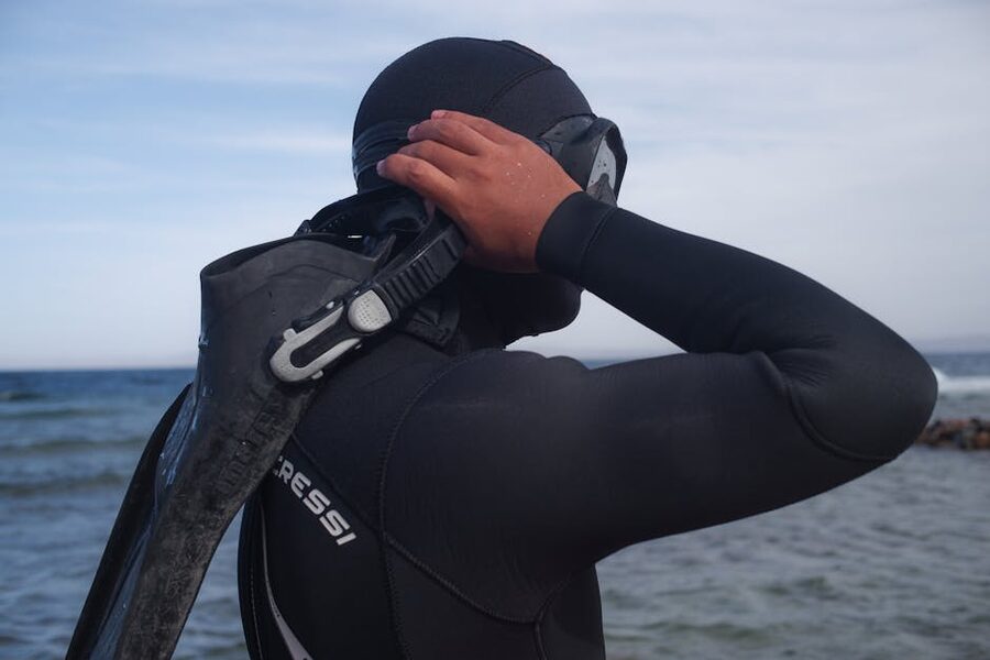 Snorkeller adjusting mask before sliding into the water