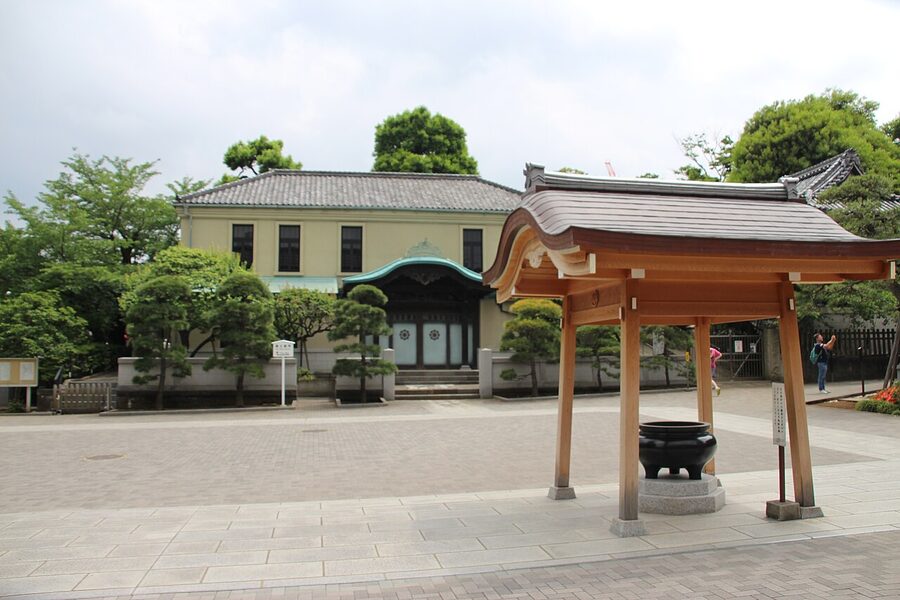 Kodo wooden statue museum courtyard at Sengakuji Temple, Tokyo