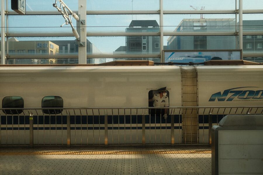 Shinkansen N700 and conductor at Tokyo Station