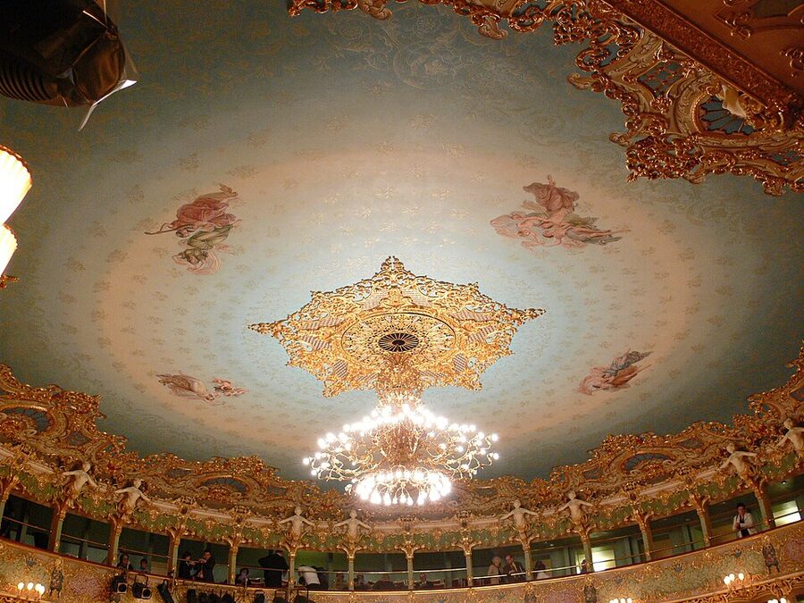 La Fenice ceiling fresco and central chandelier auditorium