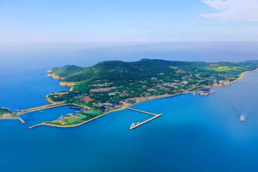 Weihai: Liugong Island and Dongpu Bay Beach Day Trip - Savoring the Seafood Buffet at Huaxia Grand Hotel