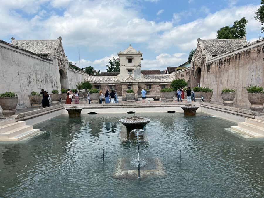 Yogyakarta: 2-Day Highlights Tour with Guide and Pickup - Day 2: Palaces, Crafts, and Temples