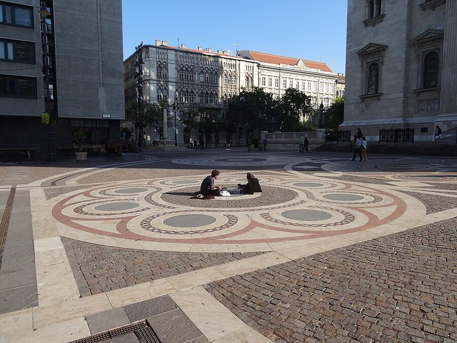 Szent Istvan ter square approach to the Basilica