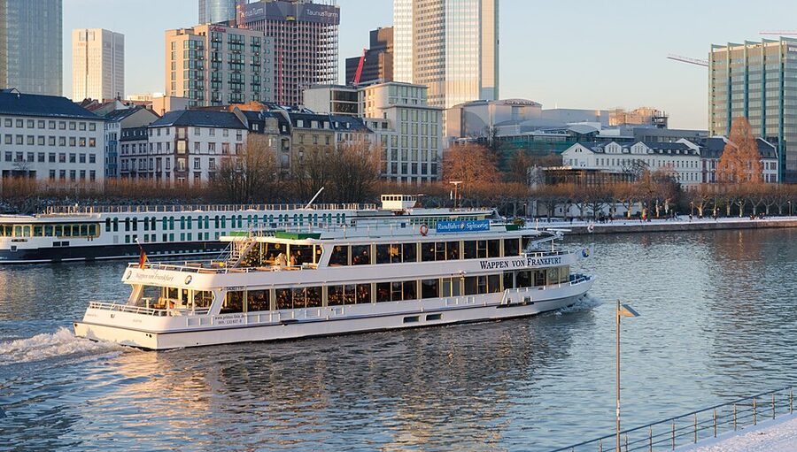 Wappen von Frankfurt Primus-Linie sightseeing boat docked on the Main