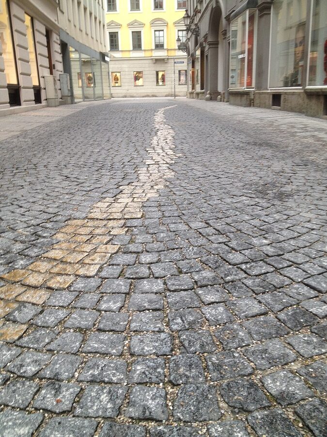 Viscardigasse Drueckebergergasse Munich gold cobblestone trail